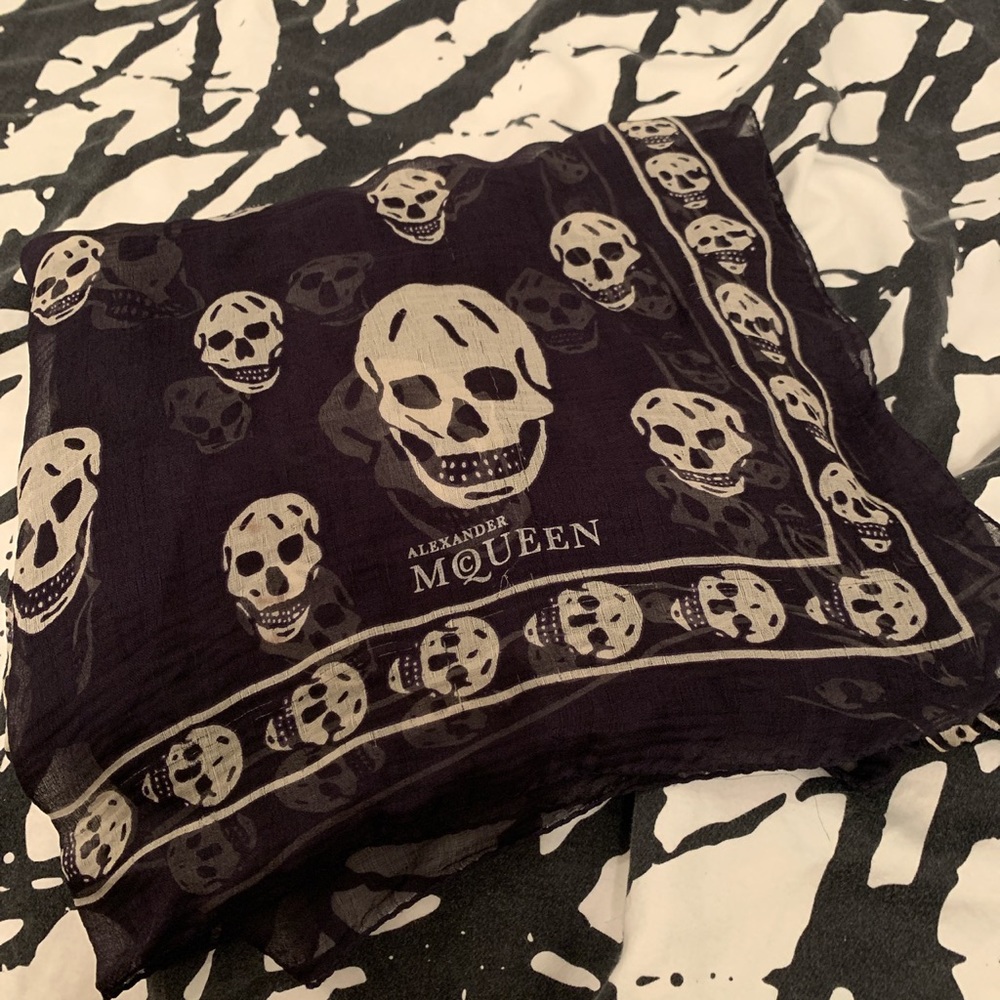 ALEXANDER MCQUEEN BLACK SCARF